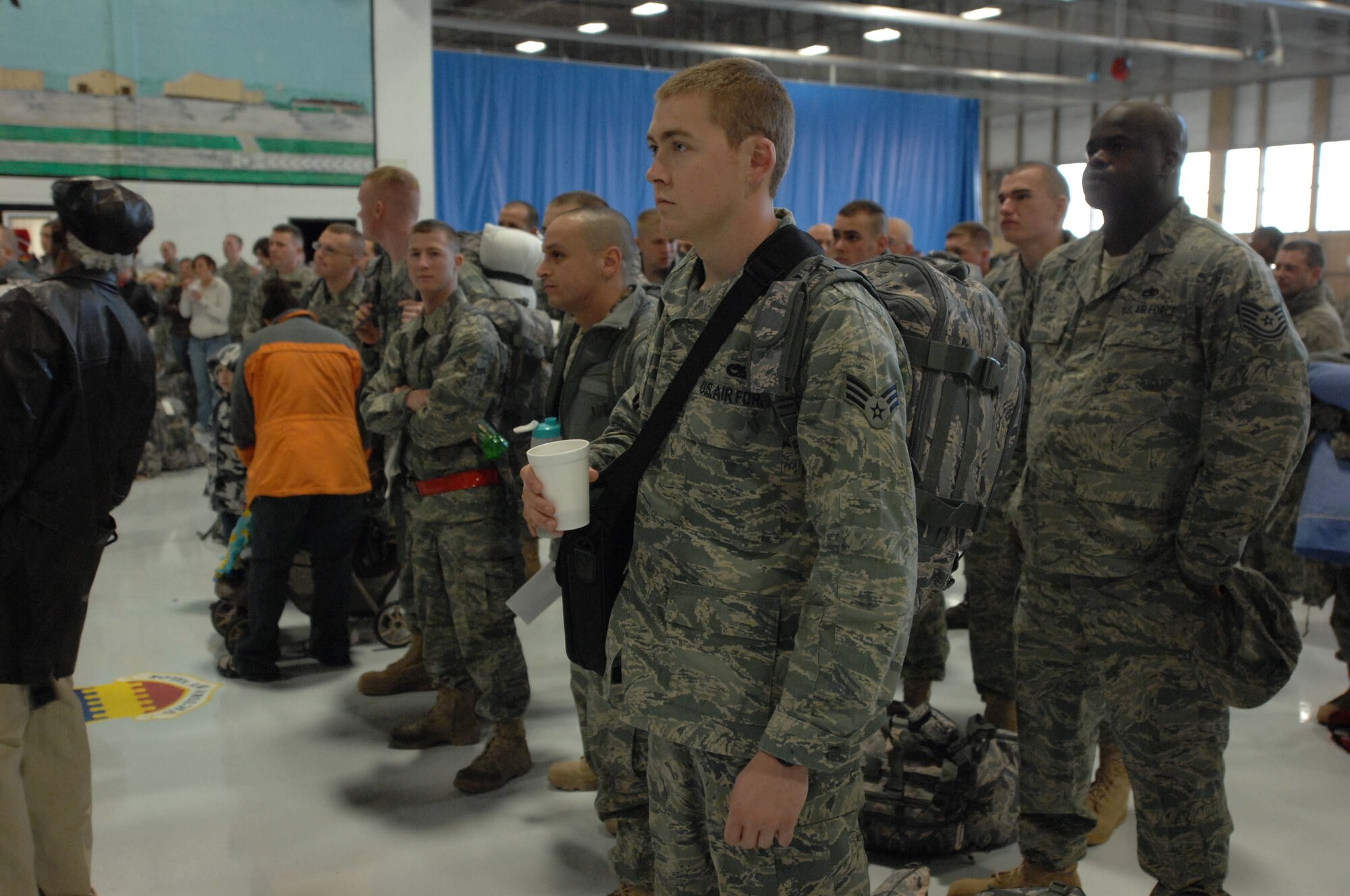 SHAW AIR FORCE BASE, S.C. -- Airmen from the 20th Fighter Wing's 77th Aircraft Maintenance Unit prepare to leave for a deployment Jan. 19.  These Airmen are deploying to Iraq in support of the Global War on Terror. (U.S. Air Force photo/Senior Airman Matt Davis)