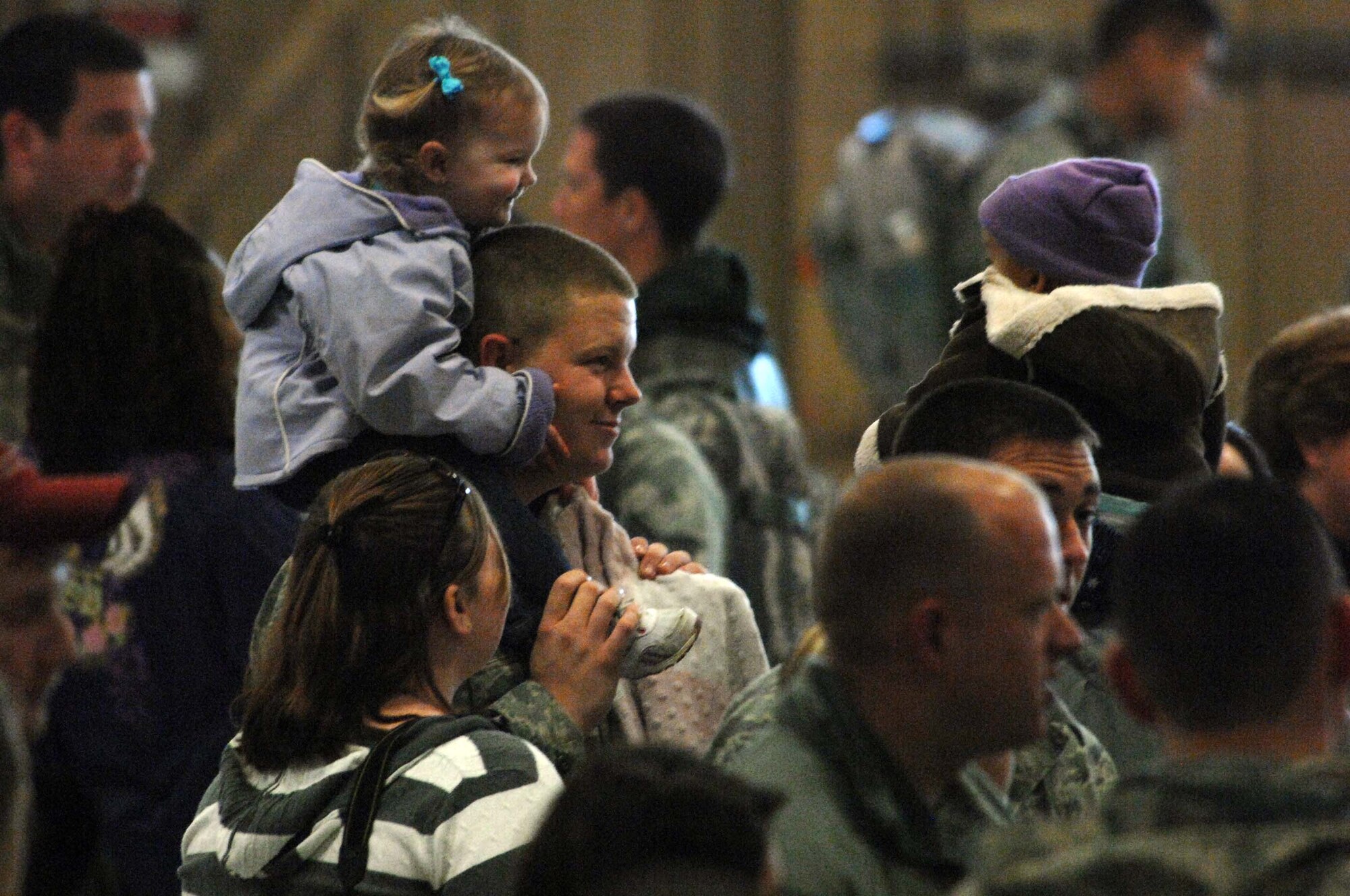 SHAW AIR FORCE BASE, S.C. -- Airmen from the 20th Fighter Wing's 77th Aircraft Maintenance Unit prepare to leave for a deployment Jan. 19.  These Airmen are deploying to Iraq in support of the Global War on Terror. (U.S. Air Force photo/Senior Airman Matt Davis)
