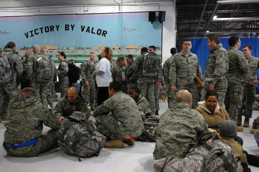 SHAW AIR FORCE BASE, S.C. -- Airmen from the 20th Fighter Wing's 77th Aircraft Maintenance Unit prepare to leave for a deployment Jan. 19.  These Airmen are deploying to Iraq in support of overseas contingency operations. (U.S. Air Force photo/Senior Airman Matt Davis)