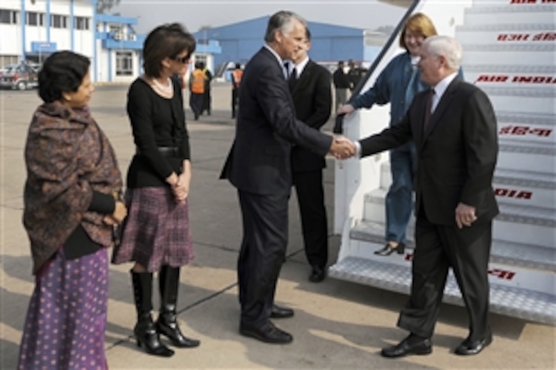 U.S. Ambassador Timothy Roemer and his wife, Sally, greet U.S. Defense Secretary Robert M. Gates and his wife, Becky, on Palam Air Station, India, Jan. 19, 2010.  