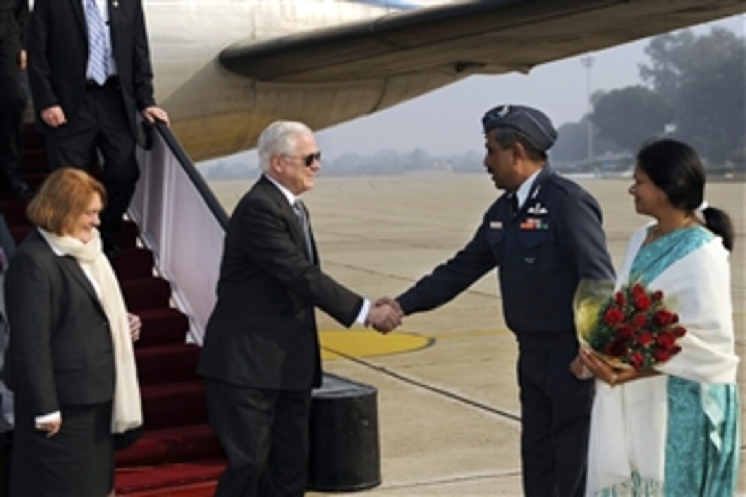 Indian officials greet U.S. Defense Secretary Robert M. Gates and his wife, Becky, after landing in Agra, India, Jan. 20, 2010.  