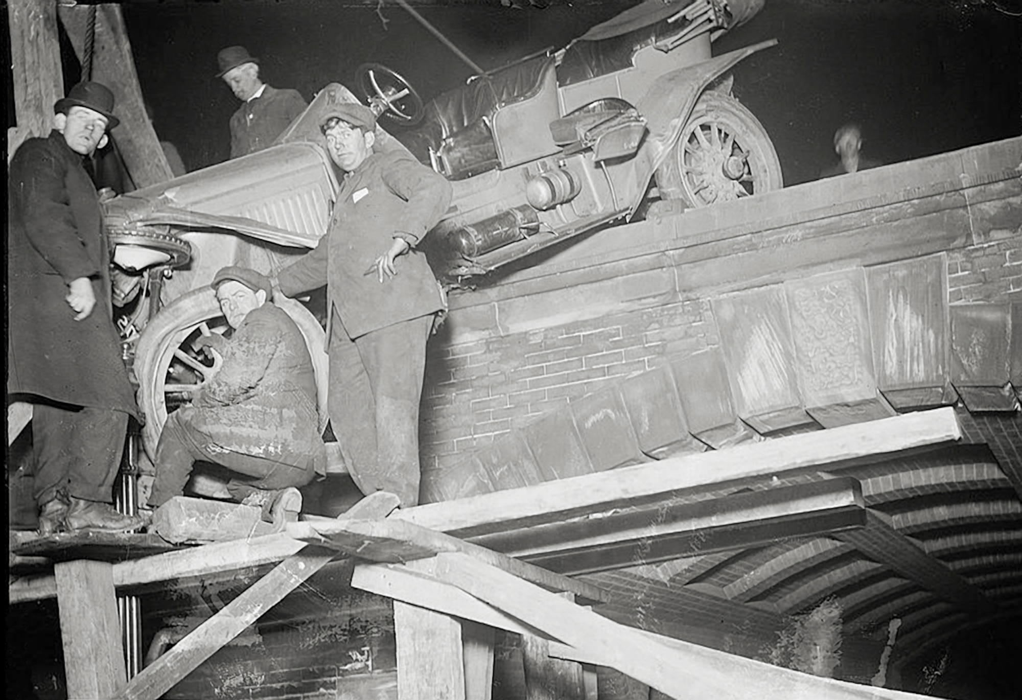 A car hangs over a bridge in New York Central Park, 1915 (Courtesy Photo/ Library of Congress)