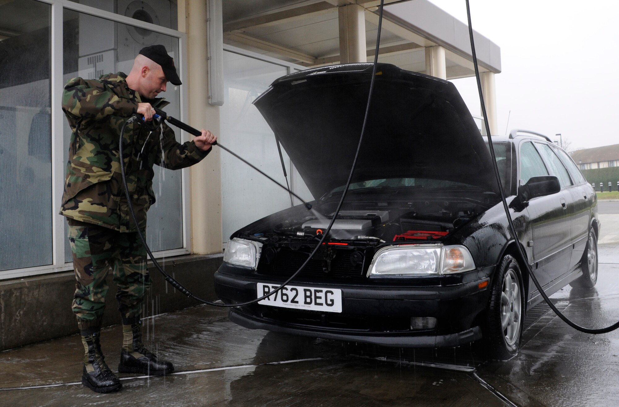 RAF MILDENHALL, England – Tech. Sgt. James Trietch, 488th Intelligence Squadron, washes his car of accumulated road grime that accompanied the past weeks of snowy and wet weather Jan. 21.  (U.S. Air Force photo/Staff Sgt. Christopher L. Ingersoll)