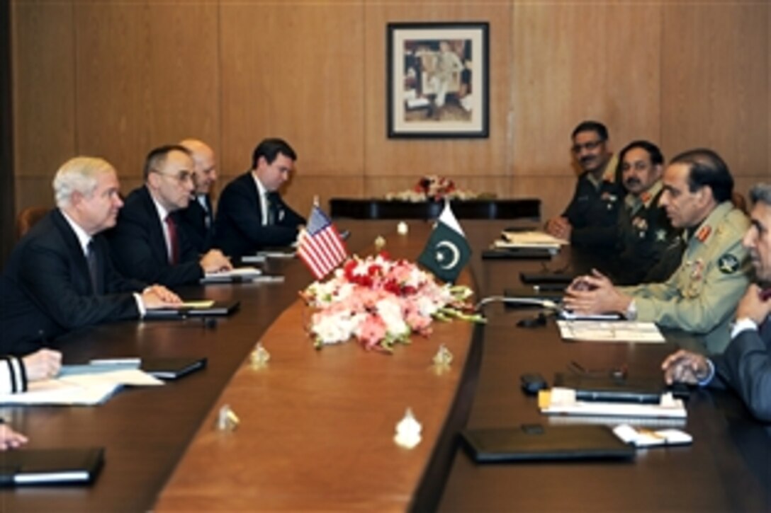 U.S. Defense Secretary Robert M. Gates, left, talks with Pakistani Army Chief Gen. Ashfaq Parvez Kayani at the army's General Headquarters in Rawalpindi, Pakistan, Jan. 21, 2010. Gates met with the country's top military leaders and his Pakistani counterpart to discuss Washington's new Afghan policy and other issues. 