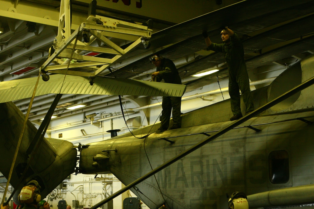 Marines from Marine Attack Squadron 311 (VMA-311), 31st Marine Expeditionary Unit (MEU), dismount a CH-53E Super Stallion helicopter’s rotor in the hangar bay aboard the forward-deployed amphibious assault ship USS Essex (LHD-2), Jan 26.  The 31st MEU is currently conducting its Spring Patrol of the Asia-Pacific region and is scheduled to participate in exercise Cobra Gold 2010 (CG’ 10). The exercise is the latest in a continuing series of exercises designed to promote regional peace and security.