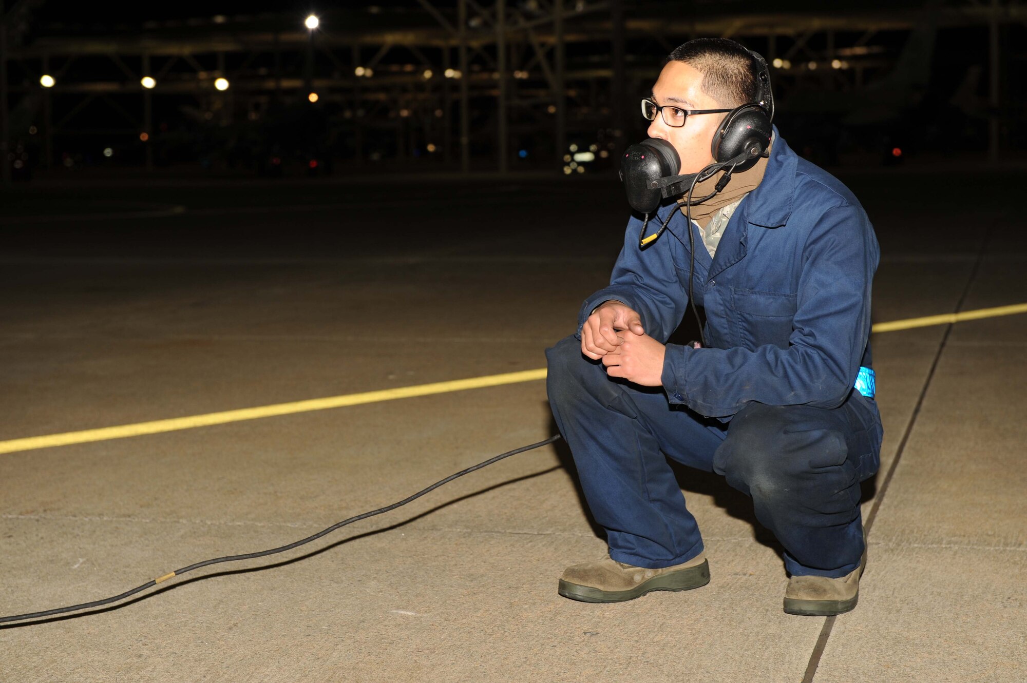 SHAW AIR FORCE BASE, S.C. -- Airman 1st Class Derick Redieck, 20th Aircraft Maintenance Squadron crew chief,  talks to the pilot during the final flight-checks Jan. 26. The 77th Fighter Squadron "Gamblers" deployed to Iraq in support of Operation Iraqi Freedom and the Global War on Terror. (U.S. Air Force Photo/Senior Airman David Minor)
