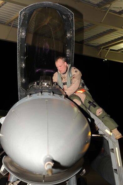 SHAW AIR FORCE BASE, S.C. -- Lieutenant Col. Lance "Cajun" Kildron, 77th Fighter Squadron commander, climbs into his cockpit, Jan. 26. The 77th FS "Gamblers" deployed to Iraq in support of Operation Iraqi Freedom and the Global War on Terror. (U.S. Air Force photo/Senior Airman David Minor)