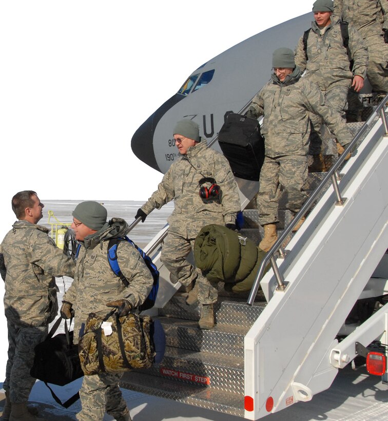 Maj. Gen. Tod Bunting, Kansas Adjutant General, greets 190th ARW members returning from their AEF deployment in Incirlik, Turkey. (photo by Master Sgt. Allen Pickert)