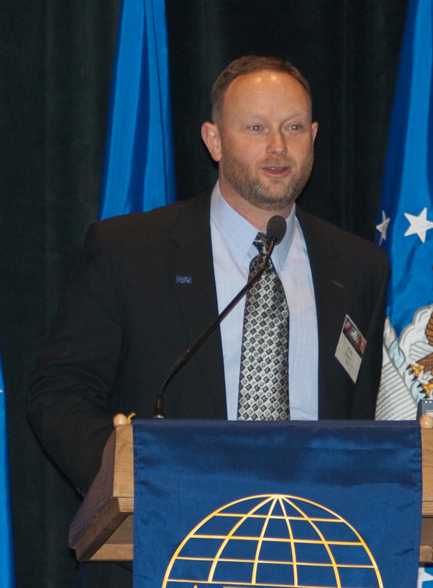 Russ Blaine, the industry co-chair for this year’s New Horizons Symposium, welcomes attendees at the Newton (Mass.) Marriott Jan. 26.  New Horizons features presentations by Electronic Systems Center acquisition management leaders and concludes Jan. 27 with Center Commander Lt. Gen. Ted Bowlds presenting his State of ESC address.  (U.S. Air Force Photo by Rick Berry)