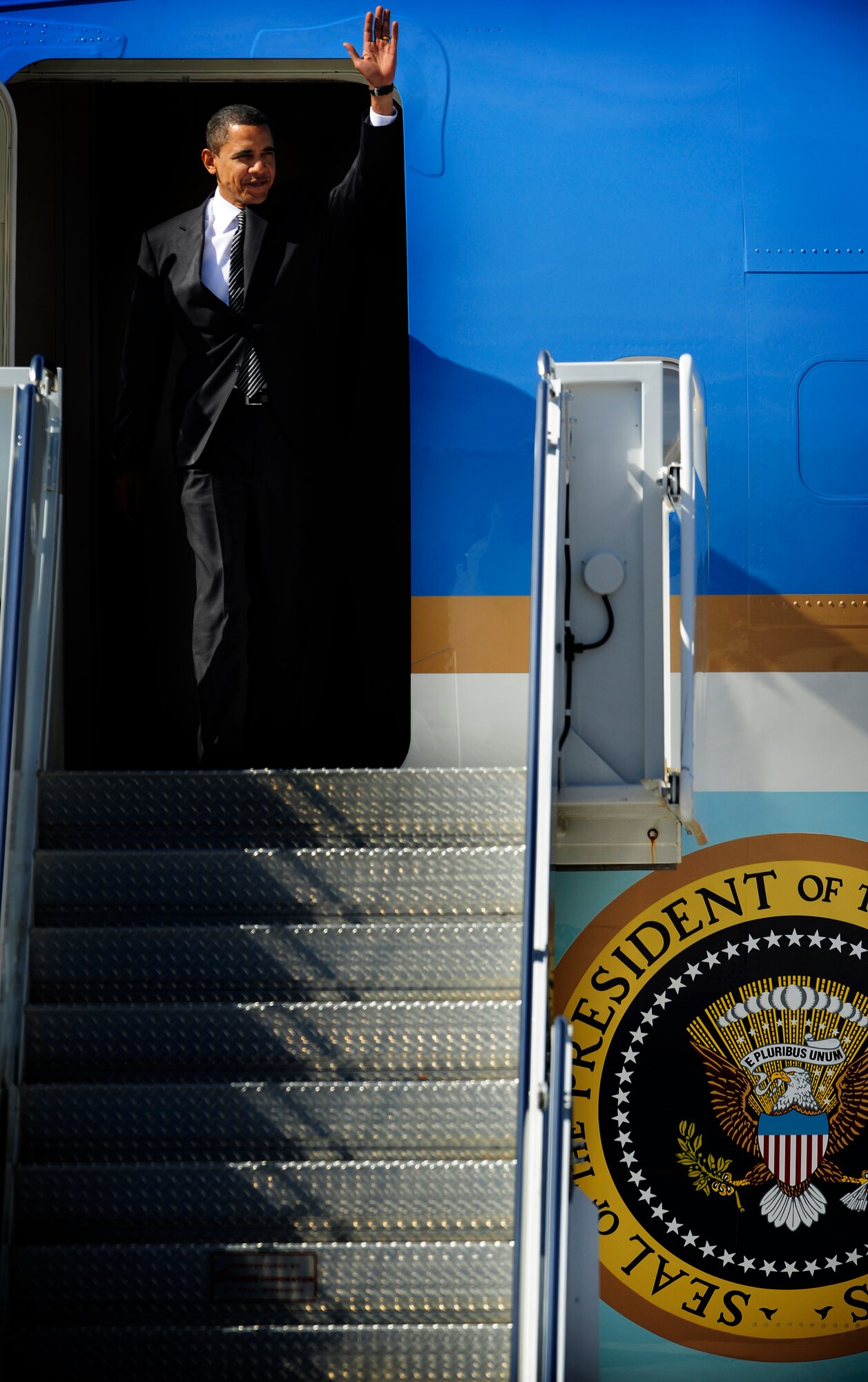 U.S. President Barack Obama greets the MacDill Air Force Base community upon arrival here, Jan. 28, 2010.  President Obama and Vice President Biden landed at MacDill Air Force Base, Tampa, Fla. prior to conducting a townhall meeting at the University of Tampa.  (U.S. Air Force photo by Senior Airman Rylan Albright/Released)