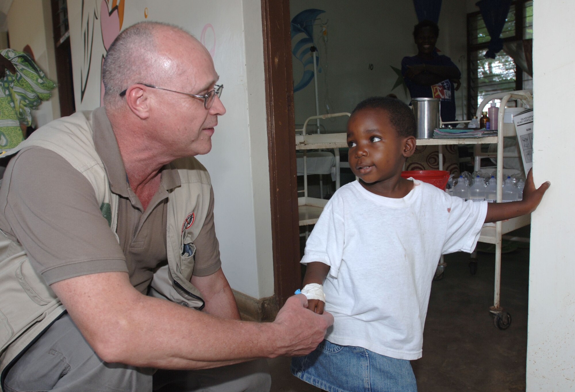 Col. (Dr.) James Swaby, chief of the 59th Medical Wing Clinical Research Division, Lackland Air Force Base, Texas, greets a young patient in a Kisumu clinic Jan. 7 during a trip he took as part of an Infectious Disease Field Diagnostic Development Initiative to Kenya, Africa.  (U.S. Air Force Photo By Senior Airman Josie Kemp) 