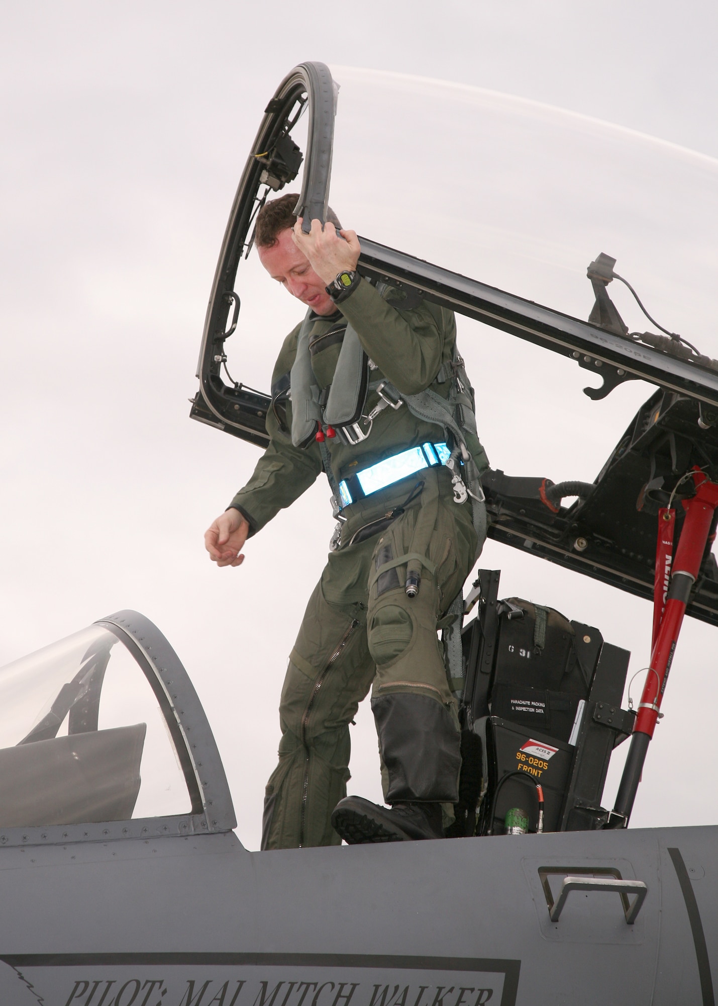 Lt. Col. Dave Iverson, 492nd Fighter Squadron commander prepares to fly in an F-15E Strike Eagle at Lackland Air Force Base, Jan. 11.  Col. Iverson became the only Strike Eagle pilot on active duty with more than 4,000 flying hours in the airframe.  Col. Iverson spent 17 years flying the F-15E, and those hours have ranged from training other pilots to flying combat sorties in operations Northern and Southern Watch, Deny Flight and Enduring Freedom.  (U.S. Air Force/Robbin Cresswell)