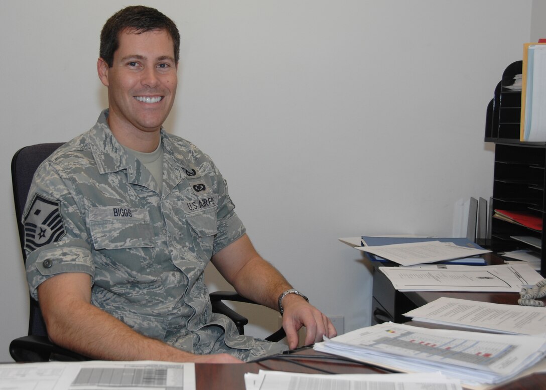 Master Sgt. Ronald Biggs, the new 129th Operations Group frst sergeant at the 129th Rescue Wing, Moffett Federal Airfield, Calif., takes a break between meetings to check his email Jan. 10, 2010. (Air National Guard photo by Master Sgt. Dan Kacir).