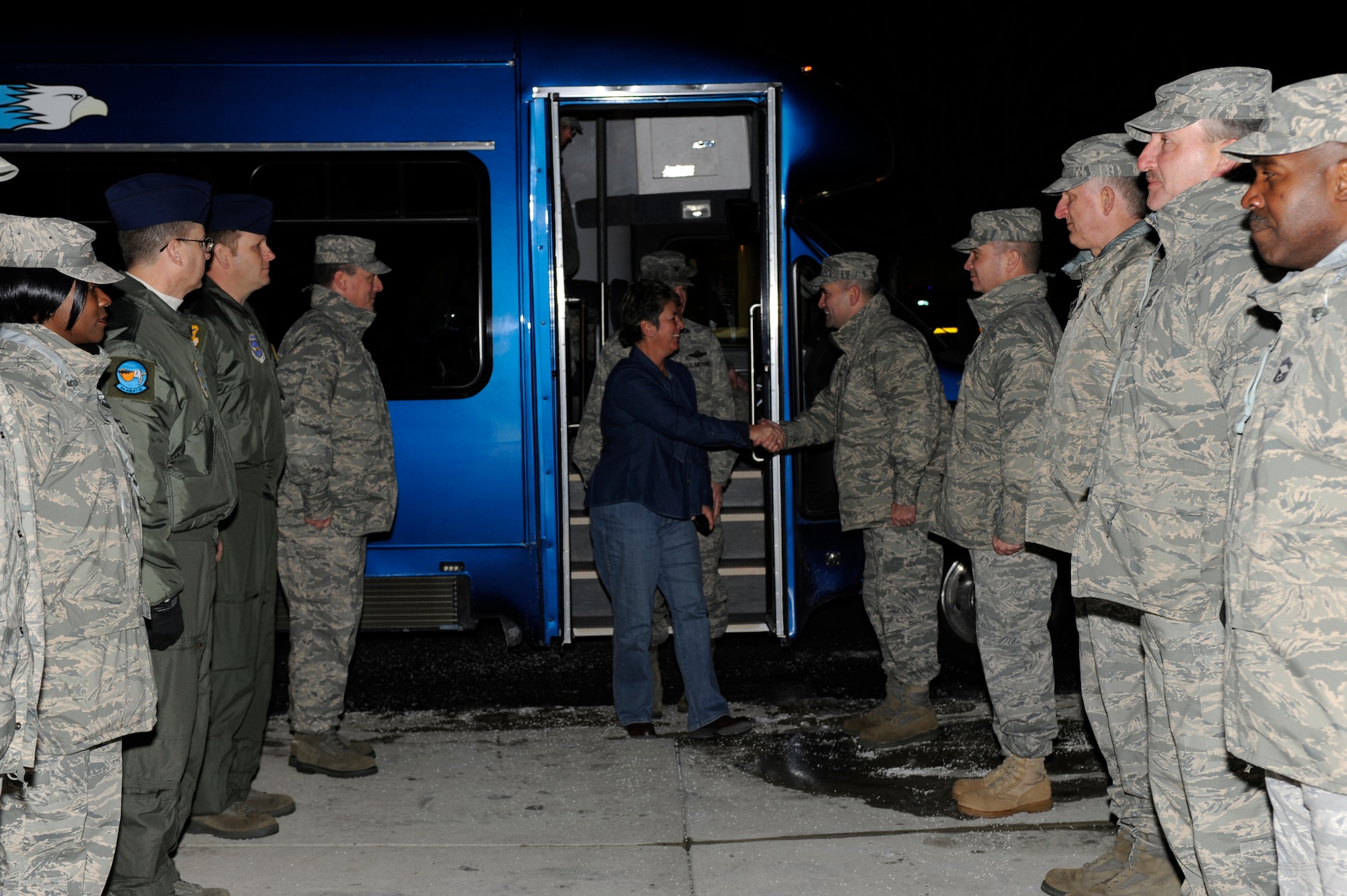 (Center-right) Chief Master Sgt. John Evalle, 436th Airlift Wing command chief, welcomes Maj. Gen. Anita Gallentine, Installation Excellence Selection Board chief, to Dover Air Force Base Jan. 31. General Gallentine is part of a four-member team that will be evaluating Dover AFB Feb. 1 and 2 and will visit more than 100 areas around the installation. The teams visit will determine if Dover AFB or Elmendorf AFB, Alaska, will be named the 2010 Commander-in-Chief’s Annual Award for Installation Excellence winner. (U.S. Air Force photo/Jason Minto)
