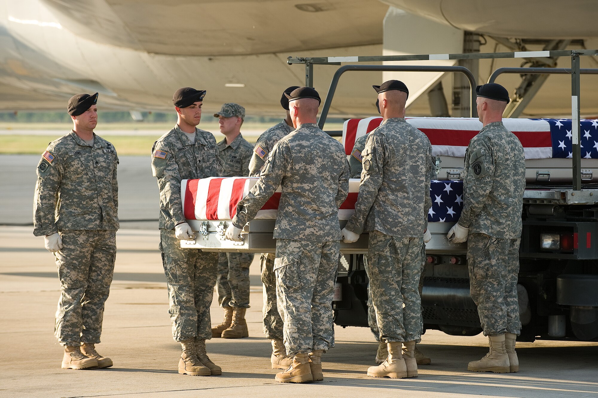 28 June 2010  USAF Photo by Jason Minto.  A U.S. Army carry team transfers the remains of Army SPC David A. Holmes of Tennile, GA at Dover Air Force Base, Del., June 28, 2010.  