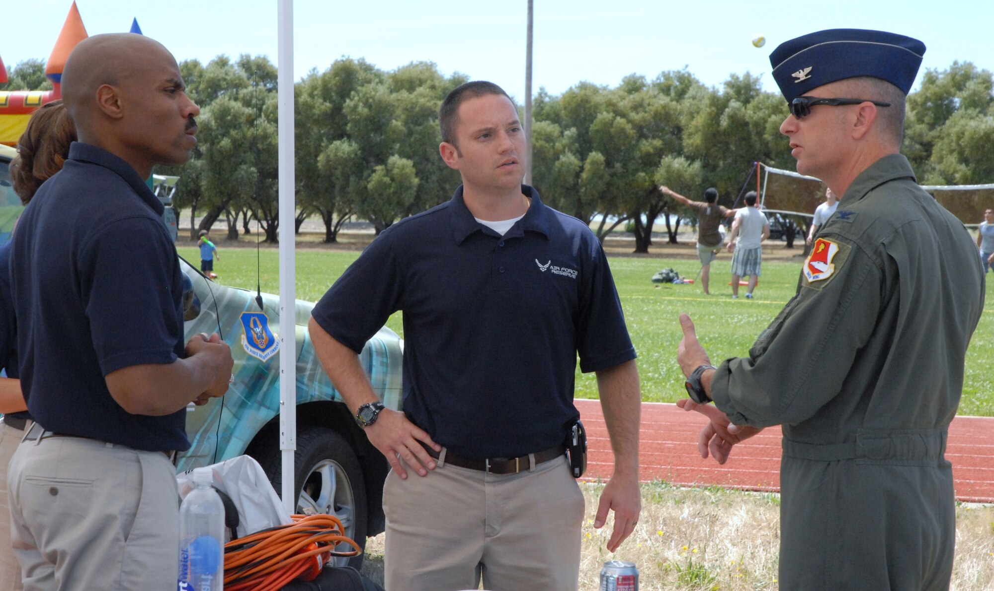 Col. Jon Ellis talks with Tech Sgt. Jermaine Johnson and Tech Sgt. Brian Huber at the recruiter’s table. (U.S. Air Force Photo/A1C Adam Hamar)
