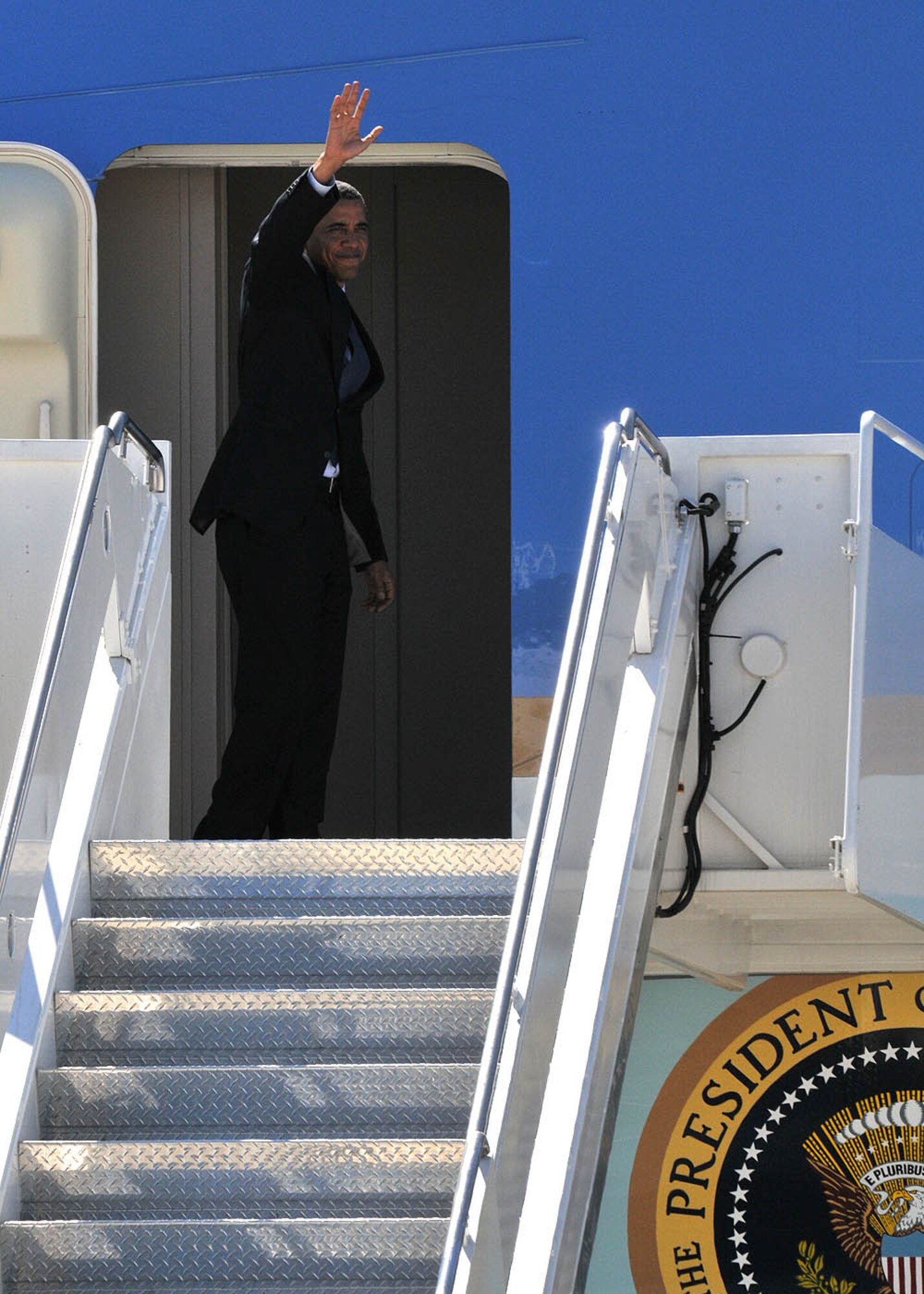 President Obama waves goodbye to Milwaukee before boarding Air Force One.