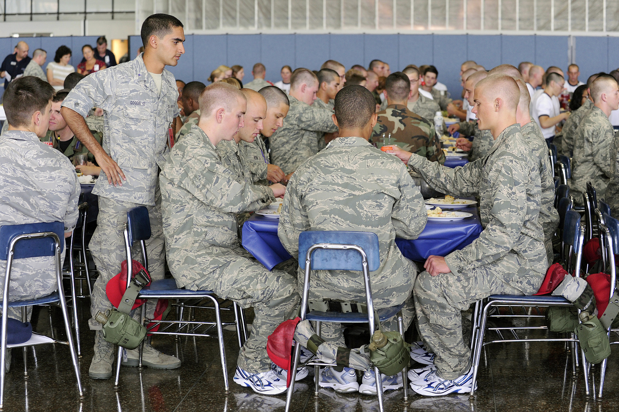 Photo essay New Academy cadets learn dining 'traditions' > Air Force
