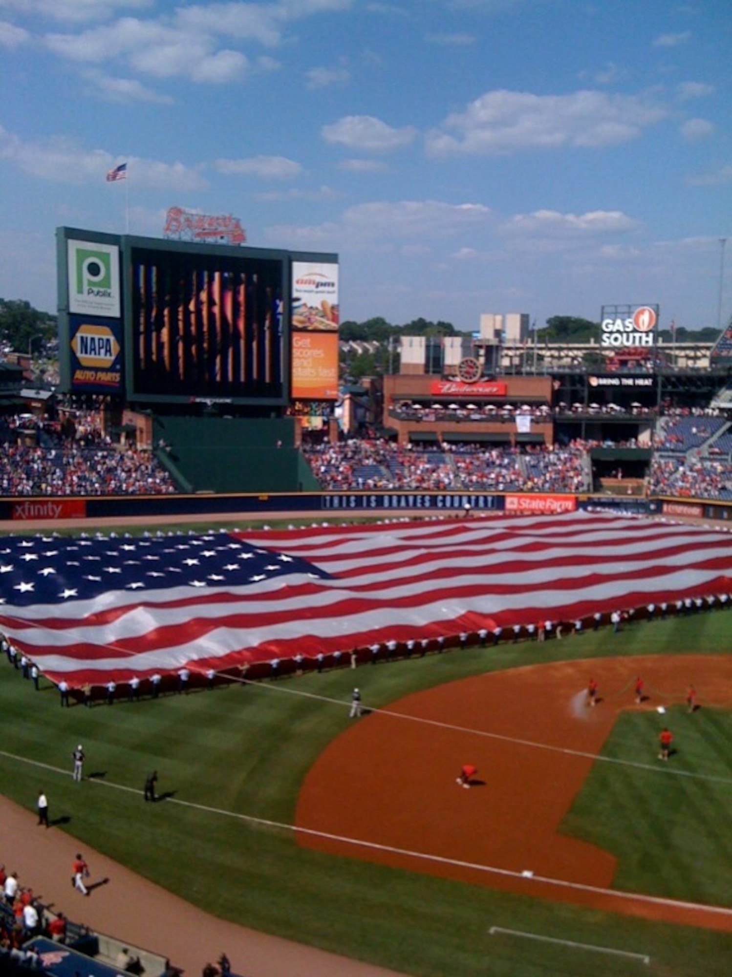 Airmen unfurl 'Superflag' at Braves baseball game > Air Force Recruiting  Service > Article Display