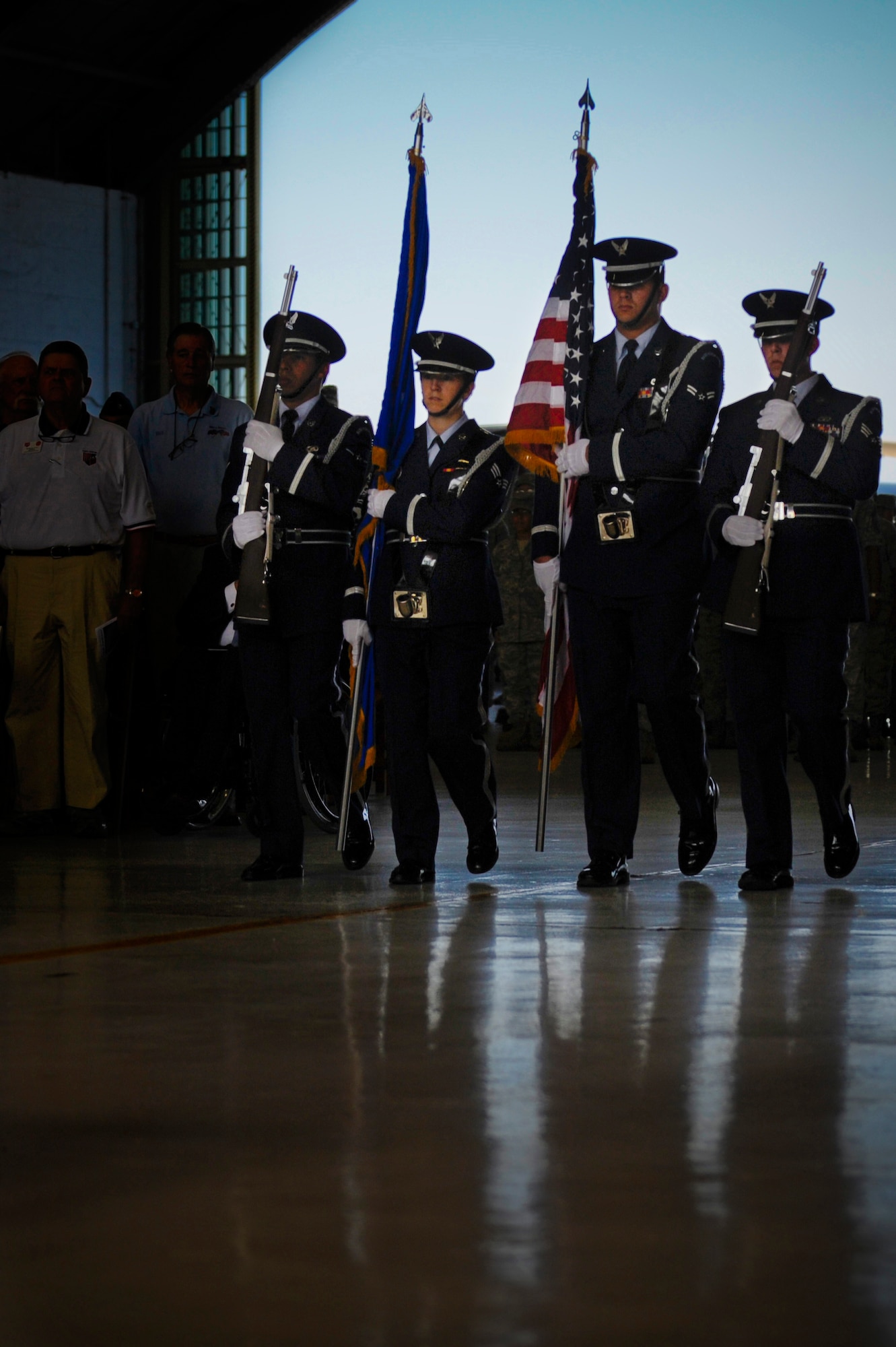 Members of the MacDill Air Force Base Honor Guard participate in the 6th Air Mobility Wing change of command ceremony at MacDill Air Force Base, July 9, 2010. During the ceremony Col. Lenny J. Richoux assumed command of the 6th Air Mobility Wing from Col Larry Martin.
(U.S. Air Force photo by Staff Sgt. Joseph L. Swafford Jr./Released)