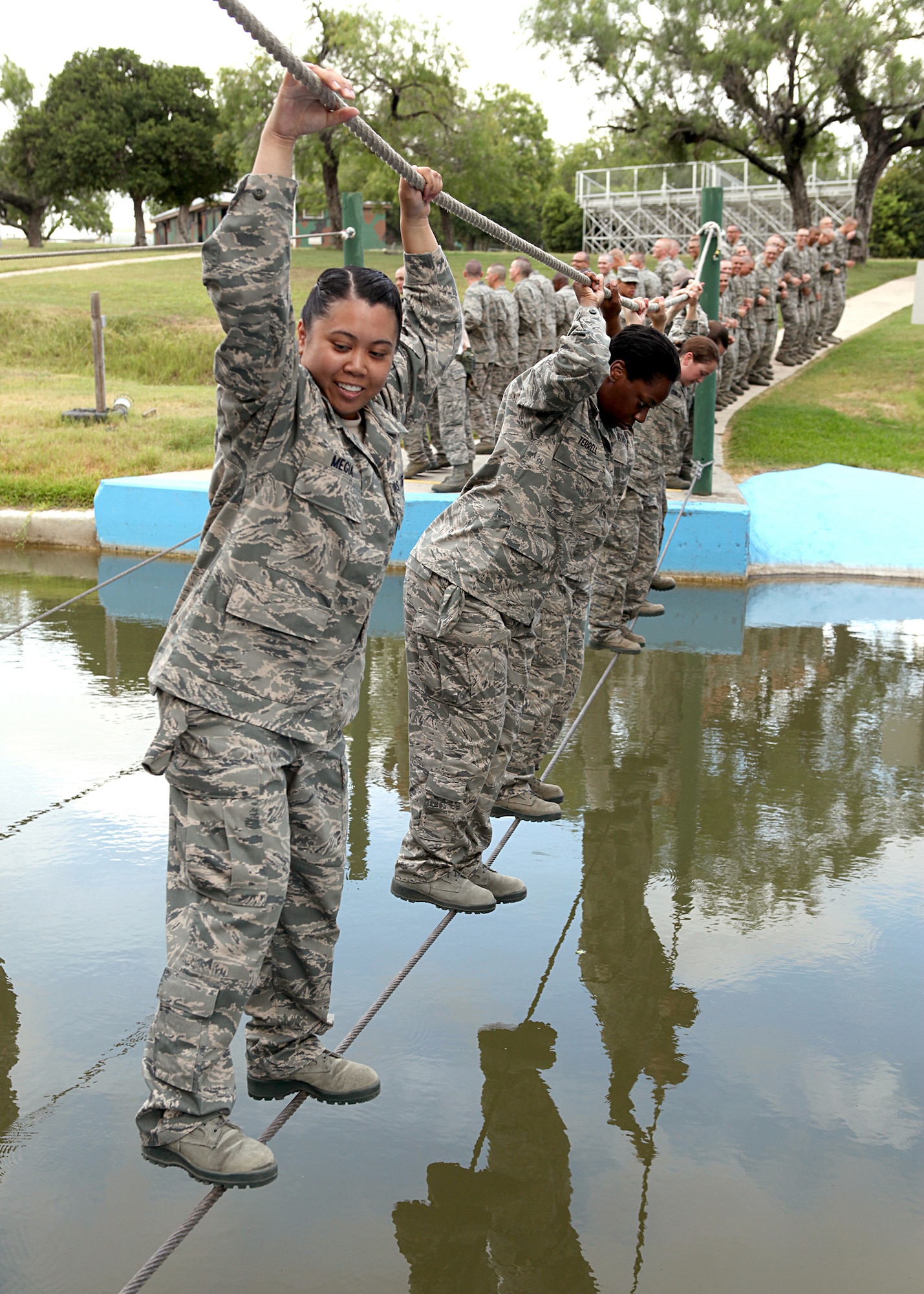 Photo essay Basic trainees tackle confidence course > Air Force