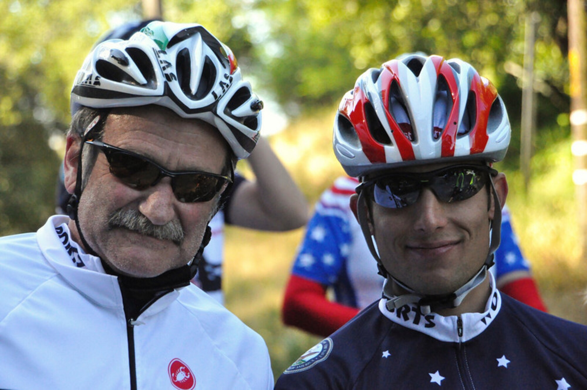 Staff Sgt. Marc Esposito from the 21st Special Tactics Squadron, Pope Air Force Base, N.C, and actor/comedian Robin Williams in San Francisco, Calif., May 22.  Sergeant Esposito is participating in Sea to Shining Sea, a 4,000-mile bike ride which started at the Golden Gate Bridge and will end at Virginia Beach, Va., July 24. The goal of the ride is to honor the courage of our service men and women, recognize the strength of the American spirit and challenge perceptions of how we view athletes. (Photo by Van Brinson)
