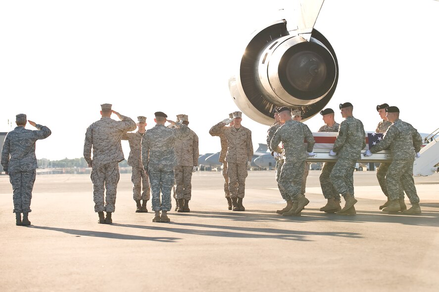 A U.S. Army carry team transfers the remains of Army Sgt. 1st Class Kristopher D. Chapleau, of LaGrange, Ky., at Dover Air Force Base, Del., July 2, 2010. Sgt. 1st Class Chapleau was assigned to the 1st Battalion, 327th Infantry Regiment, 1st Brigade Combat Team, 101st Airborne Division (Air Assault), Fort Campbell, Ky. (U.S. Air Force photo/Roland Balik) 
