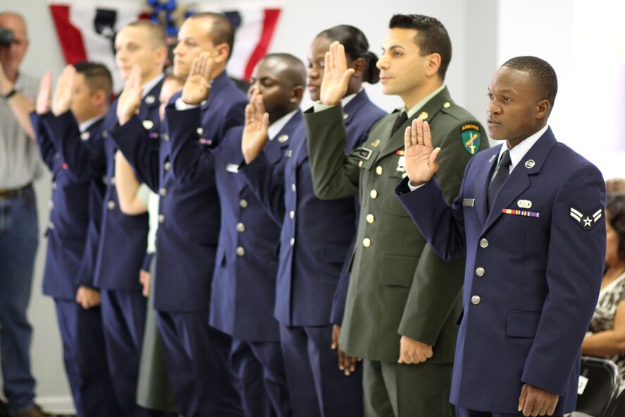 Airman 1st Class Abraham Flomo (far right), Air Force Personnel Center sustainment apprentice, takes the oath of allegiance during a special naturalization ceremony July 9 in San Antonio. (Air Force photo by Staff Sgt. Steve Grever)