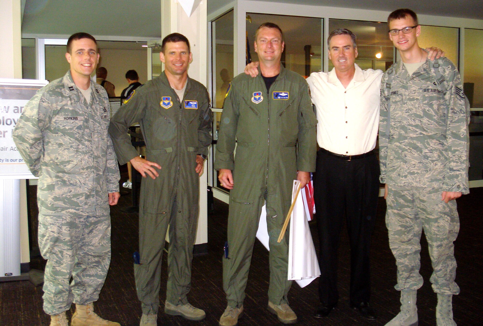 Rick Stansbury, football coach for Mississippi State University, stands for
a photo with returning deplorer Staff Sgt. Tim Martinez, 14th OSS Weather
Flight; Lt. Col Alex Walford, 14th OSS commander; Lt. Col. John Stockwell,
14th OSS director of operations; and Capt. Bart Hopkins, 14th OSS Weather
Flight; at the airport during the welcome home of Sergeant Martinez.
(Courtesy photo).
