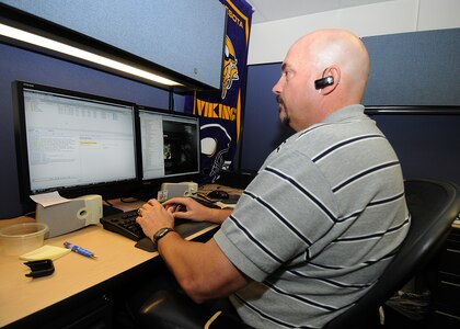 Bruno Fawcett, an internet advisor with Headquarters Air Force Recruiting Service, answers questions online from a prospective Air Force recruit June 19. The chat room is housed at Randolph Air Force Base, Texas. (U.S. Air Force photo/Dave Terry)