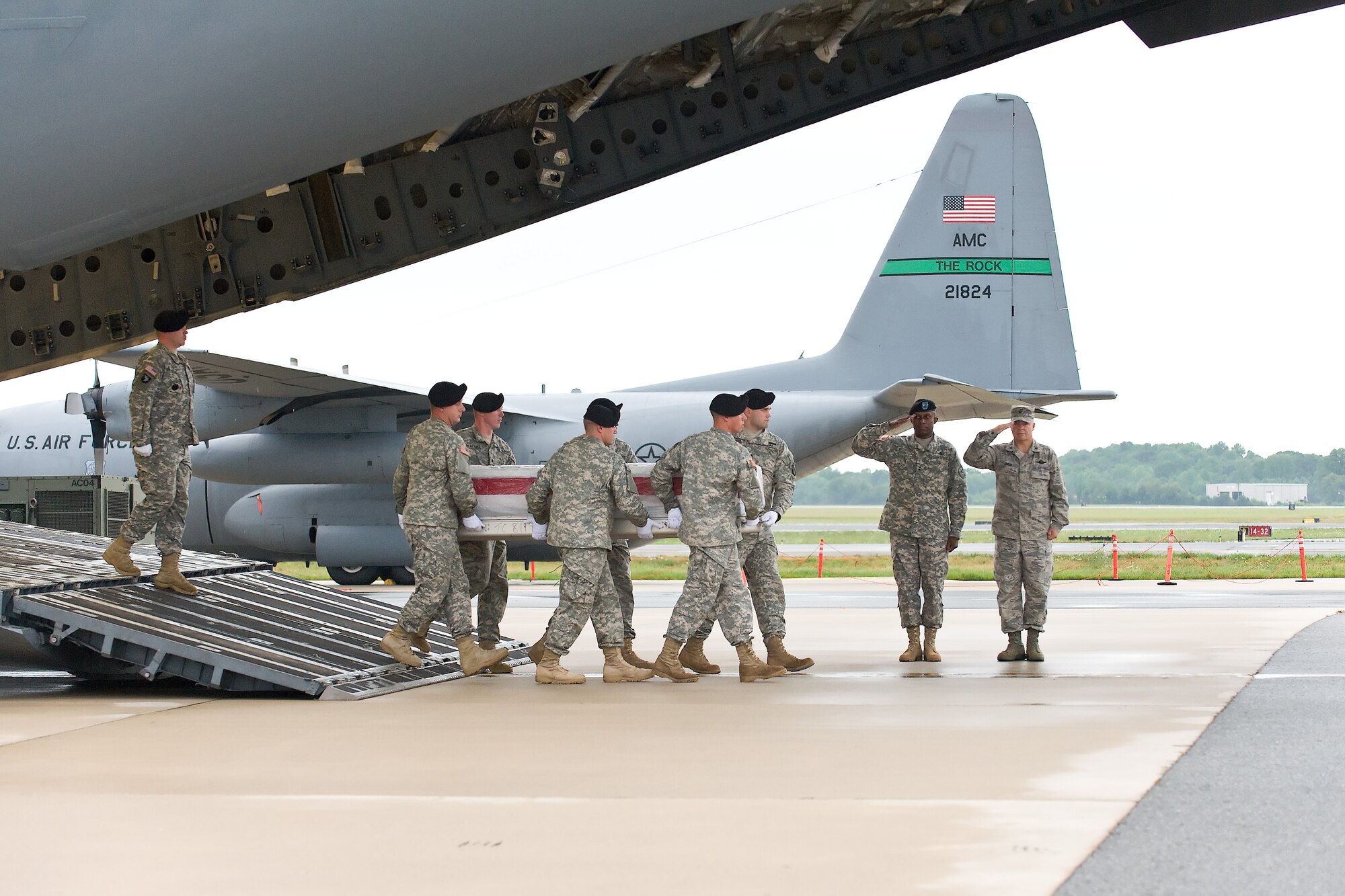 A U.S. Army carry team transfers the remains of Army Pfc. Nathaniel D. Garvin, of Radcliff, Ky., at Dover Air Force Base, Del., July 14. Pfc. Garvin was assigned to the 96th Aviation Support Battalion, 101st Combat Aviation Brigade, 101st Airborne Division (Air Assault), Fort Campbell, Ky. (U.S. Air Force photo/Roland Balik)