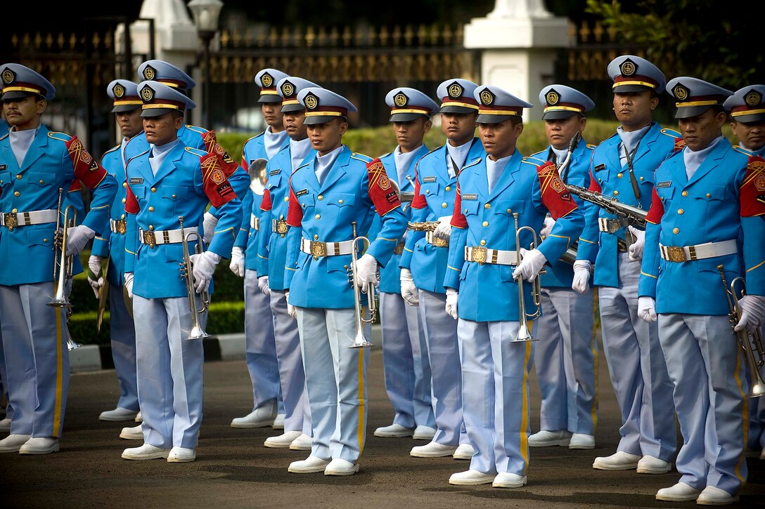 Indonesian military members stand in formation during a welcoming ceremony for U.S. Defense Secretary Robert M. Gates at the Indonesian Defense Ministry in Jakarta, Indonesia, July 22, 2010.