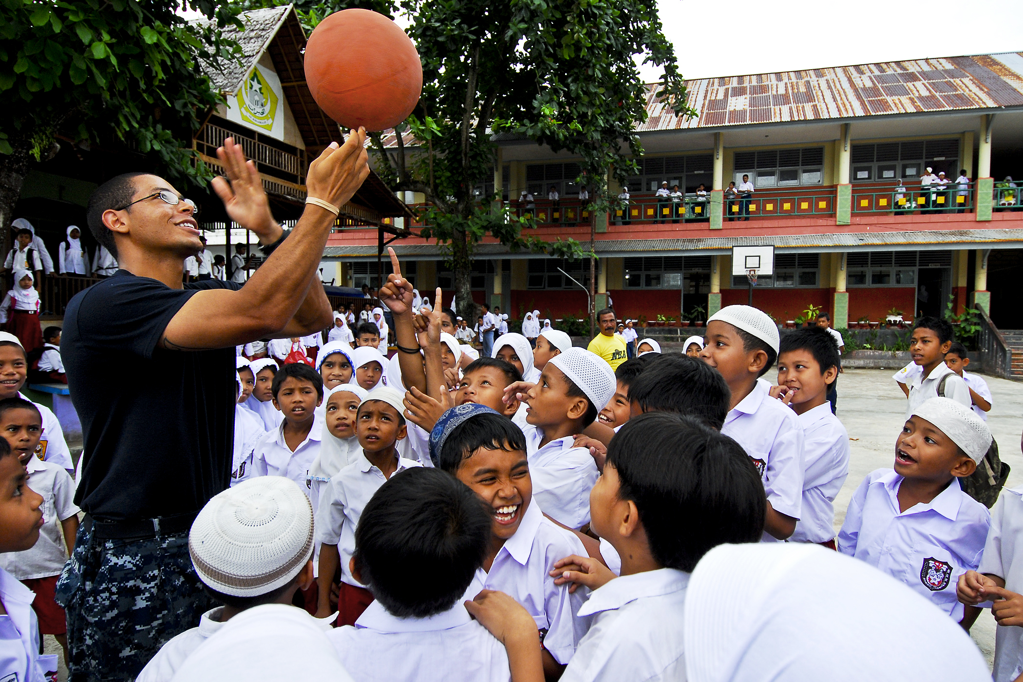 U S Navy Petty Officer 3rd Class Matthew Jackson Teaches Children