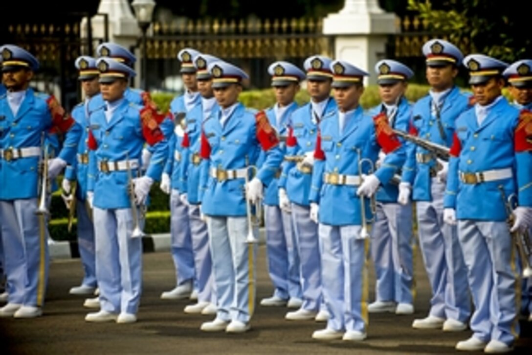 Indonesian military members stand in formation during a welcoming ceremony for U.S. Defense Secretary Robert M. Gates at the Indonesian Defense Ministry in Jakarta, Indonesia, July 22, 2010.