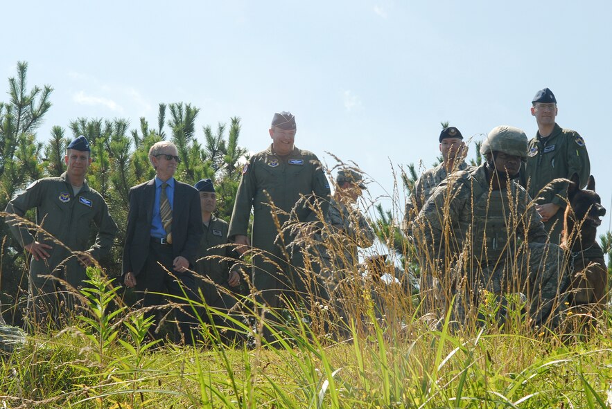 KUNSAN AIR BASE, Republic of Korea -- Lt. Gen. Philip Breedlove, Chief of Staff for Operations, Plans and Requirements, Headquarters U.S. Air Force, Washington, D.C., watches with Wolf Pack members during a Big Coyote brief July 22. General Breedlove visited with Wolf Pack Airmen while checking on all the new updates that have happened since he was the Wolf. (U.S. Air Force photo/Senior Airman Roy Lynch)