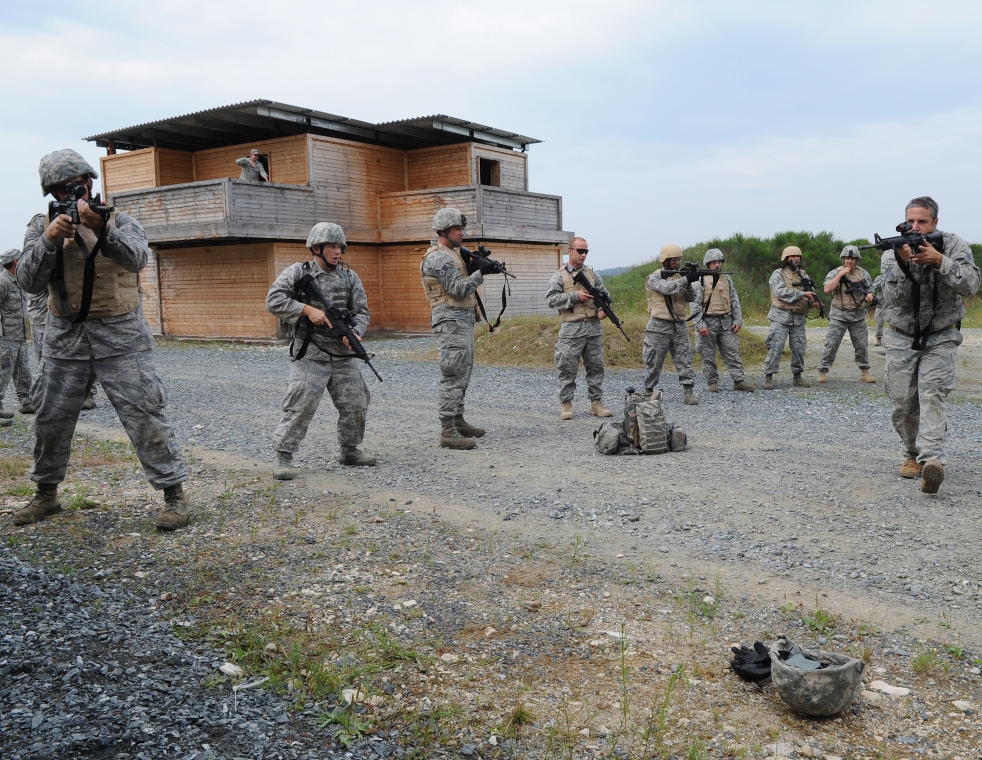 U.S. Air Force Tech. Sgt. Shawn Leonard, 9th Air Support Operations Squadron joint terminal attack controller instructor from Fort Hood, Tx, teaches urban close combat training class during exercise ALLIED STRIKE 10, Grafenwoehr, Germany, July 26, 2010. AS 10 is Europe's premier close air support (CAS) exercise, held annually to conduct robust, realistic CAS training that helps build partnership capacity among allied North Atlantic Treaty Organization nations and joint services while refining the latest operational CAS tactics. For more ALLIED STRIKE information go to www.usafe.af.mil/alliedstrike.asp. (U.S. Air Force photo by Senior Airman Caleb Pierce)