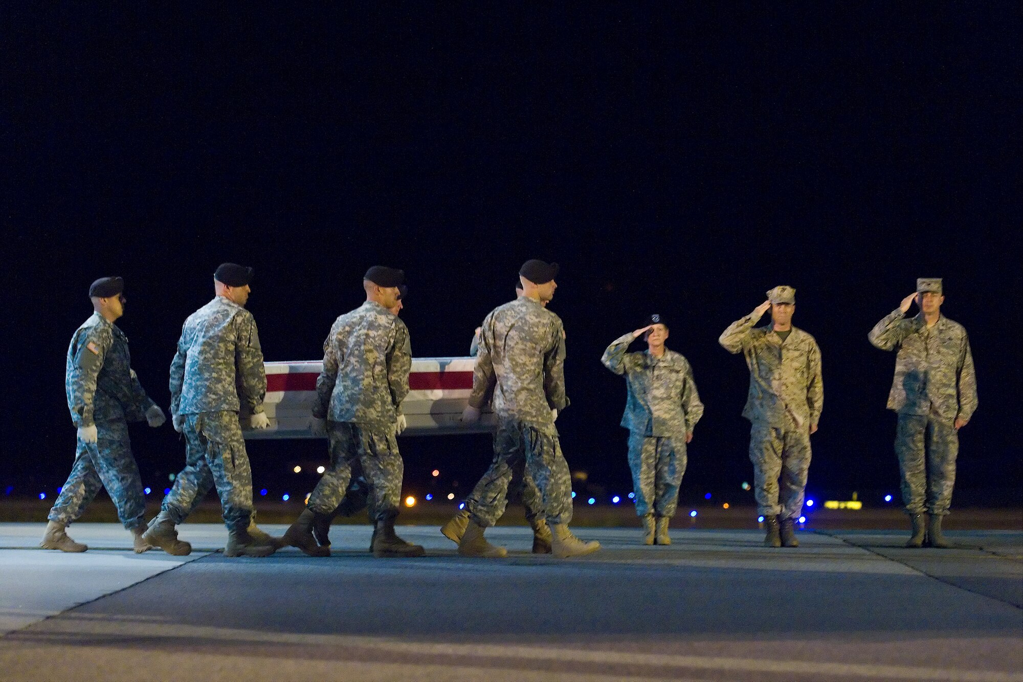 A U.S. Army carry team transfers the remains of Army Sgt. Justin B. Allen, of Coal Grove, Ohio, at Dover Air Force Base, Del., July 20. Sgt. Allen was assigned to 1st Battalion, 75th Ranger Regiment, Hunter Army Airfield, Ga. (U.S. Air Force photo/Roland Balik)