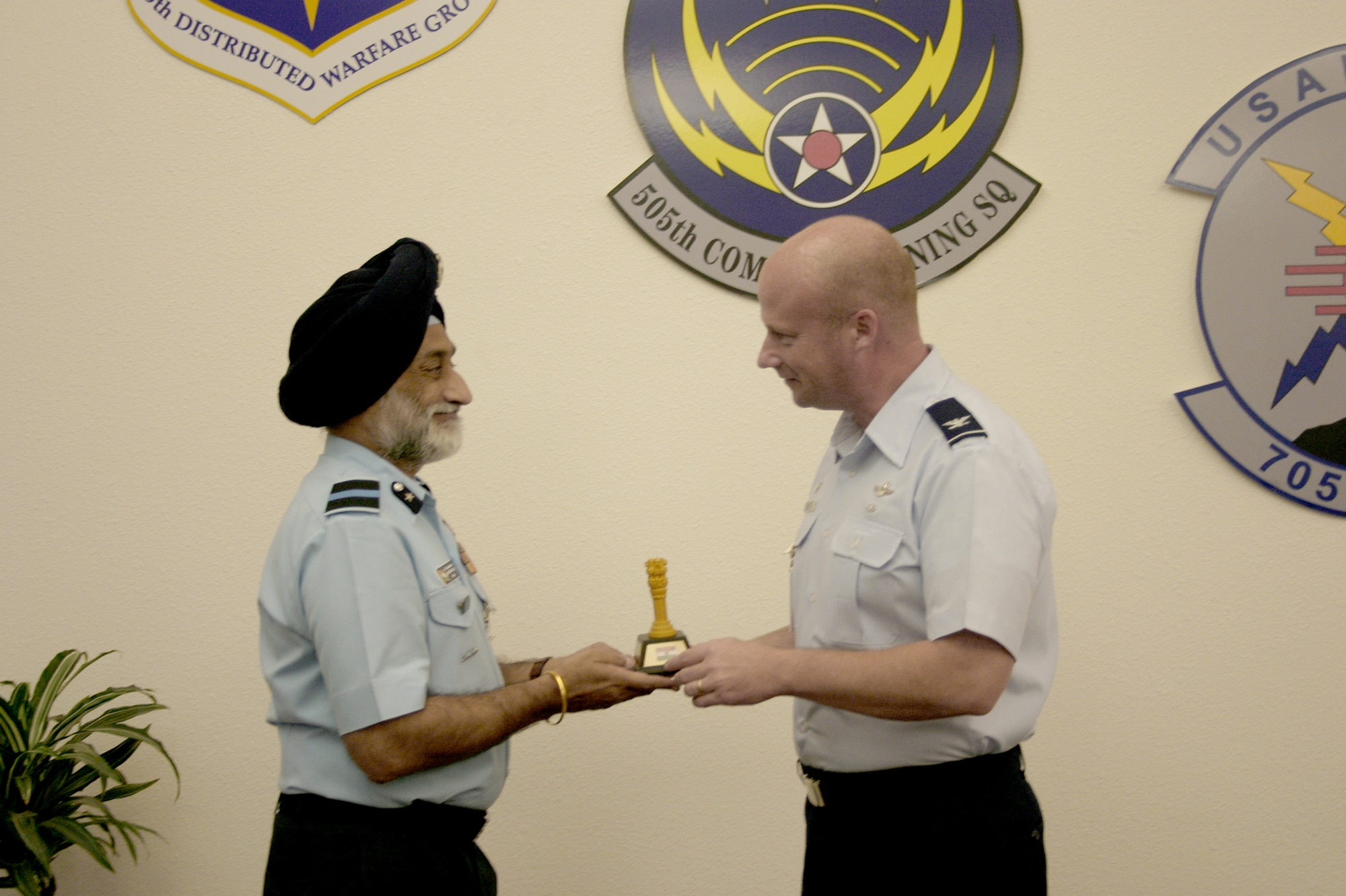 Air Commodore J.S. Walia, Indian air force defense attaché to the United States, thanks Col. Will Reese, the 505th Distributed Warfare Group commander, for his hospitality July 26, 2010, during a visit to the group's 705th Combat Training Squadron at Kirtland Air Force Base, N.M. (U.S. Air Force photo/2nd Lt. Sabina Grusnick)
