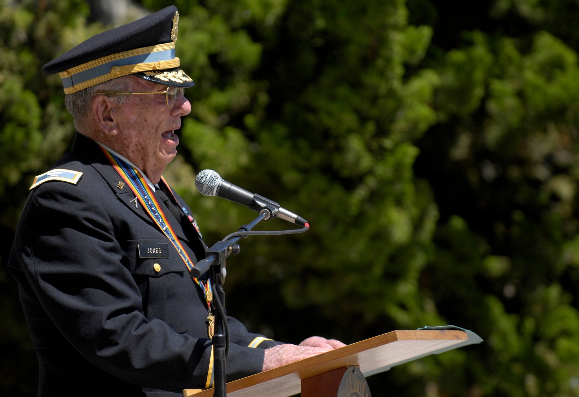 SAN LUIS OBISPO, Calif. -- Jack Jones, a former national commander of the military order of world wars, reads the Ragged Old Flag poem to the attendees of the Memorial Day service here Monday, May 31, 2010.  (U.S. Air Force photo/Senior Airman Andrew Lee) 