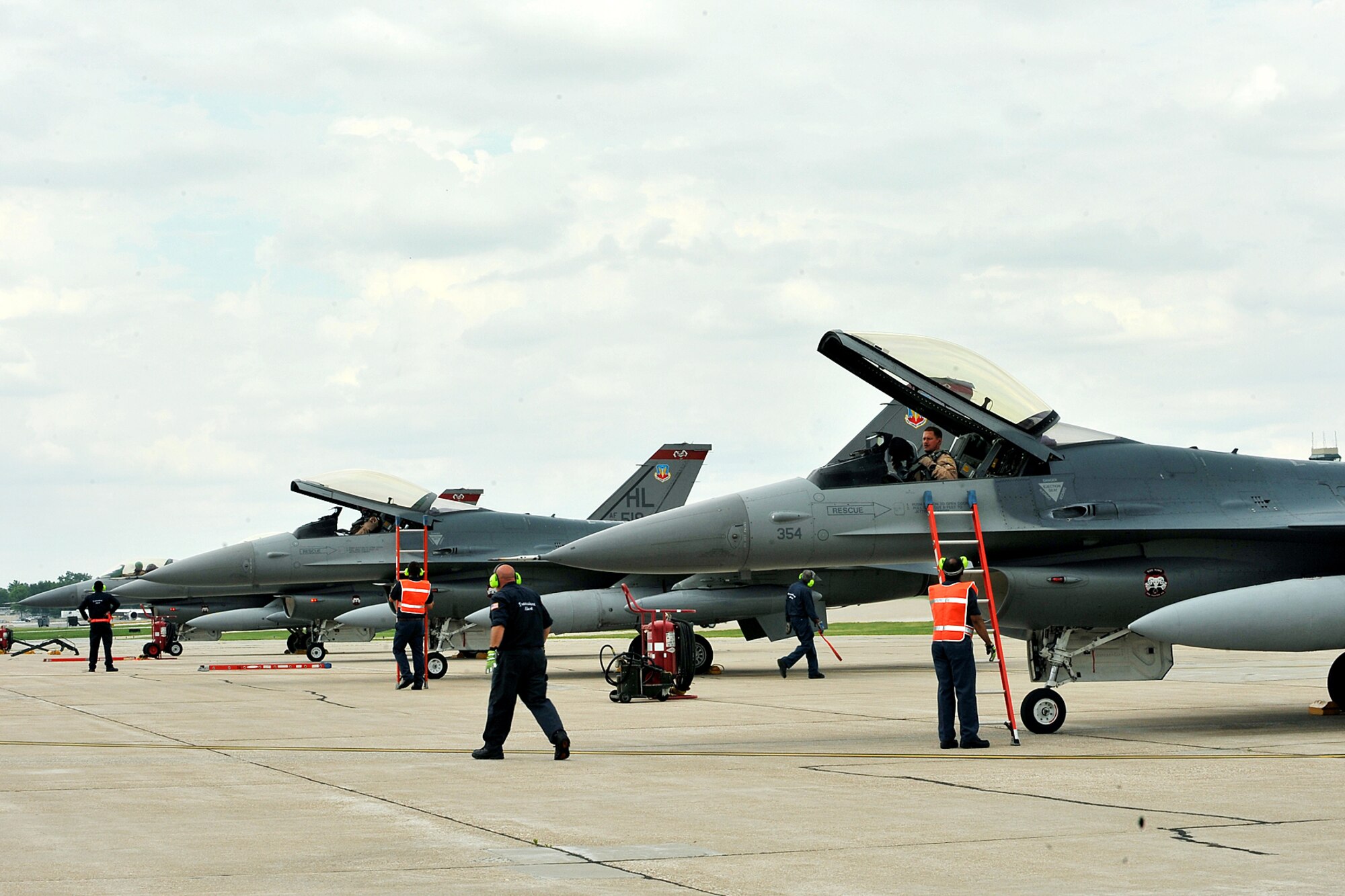 OFFUTT AIR FORCE BASE, Neb. -- Members of the 338th Fighter Wing from Hill AFB, Utah, park their F-16s on the Offutt flight line after returning from a recent deployment to Afghanistan May 26. The Airmen stopped at Offutt to rest before returning to Hill AFB. U.S. Air Force Photo by Charles Haymond