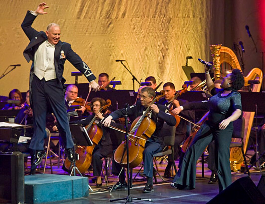 Lt. Col. Alan Sierichs leads Melinda Doolittle and the Air Force Orchestra during The USAF Band’s Guest Artist Series 2010 at DAR Constitution Hall. (U.S. Air Force photo by David Litvin)
