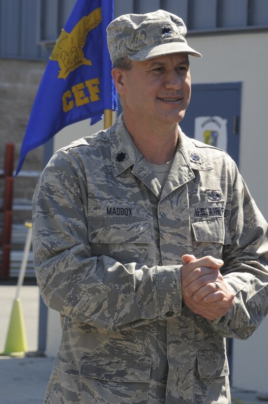 Lt. Col. Richard Maddox retires after 24 years of service and relinquishes command of 129th Civil Engineering to Maj. Bryan Ellis, the former 129th CE operations officer, at a change of command ceremony May 1, 2010 at Moffett Federal Airfield. (Air National Guard photo by Staff Sgt. Kim Ramirez)