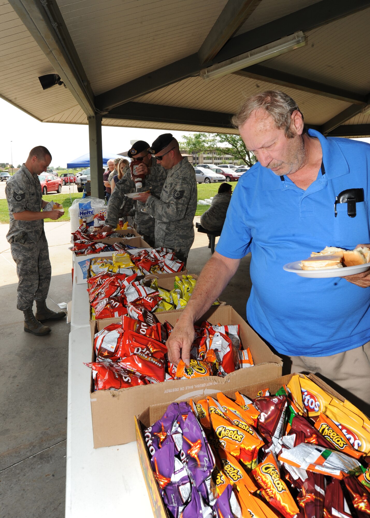 Team McConnell members choose from a variety of lunch options during an Airman’s Council burger burn May 28, 2010, McConnell Air Force Base, Kan. Team McConnell members were given the choice of hot dogs, hamburgers and chips to eat, as well as a variety of drinks. More than 350 hamburgers and 200 hot dogs were provided for the event. The event offered the Airmen a venue to socialize outside of work. (U.S. Air Force photo/Senior Airman Maria Ruiz) 
