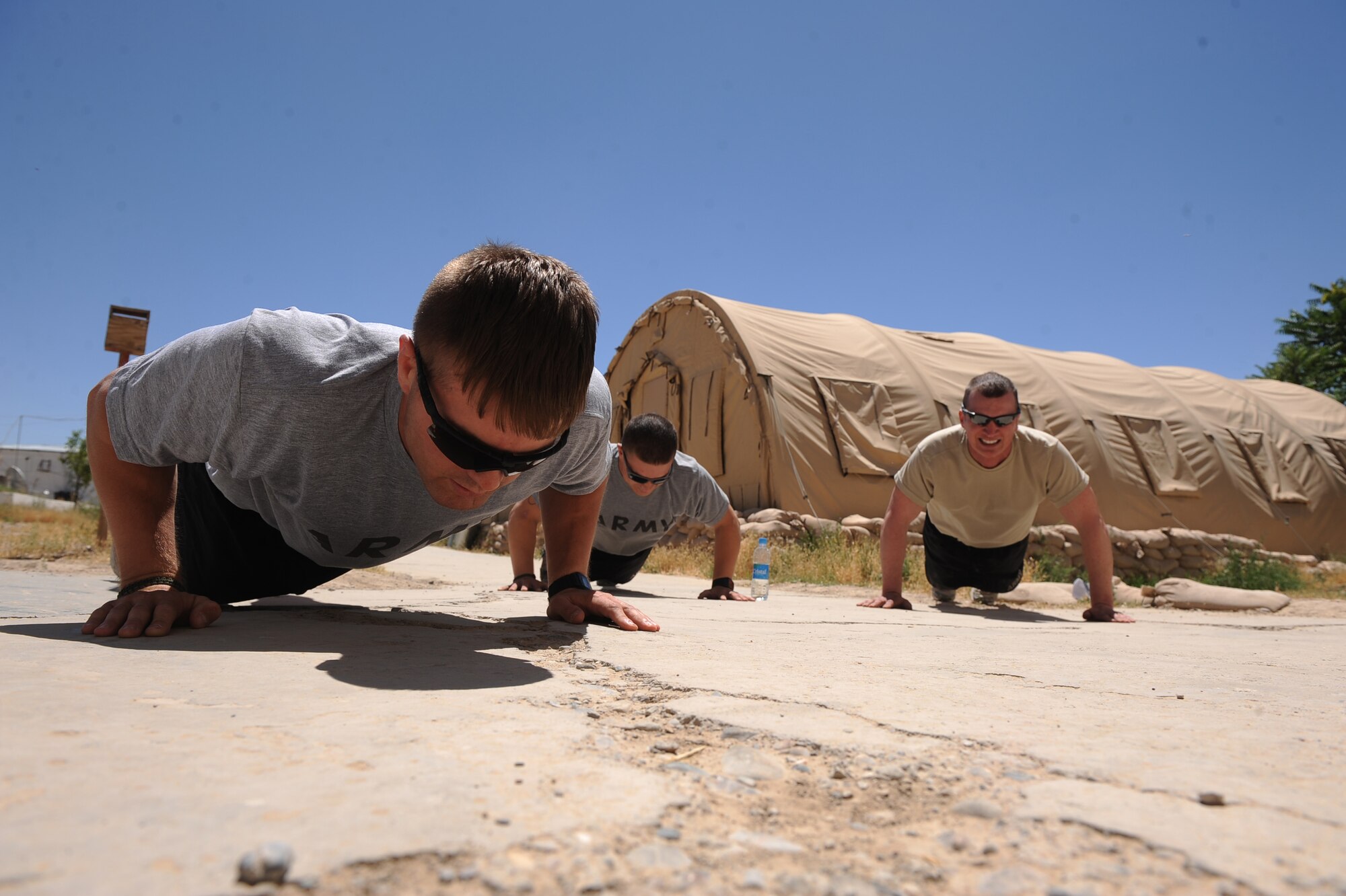 A four-man team of Soldiers assigned to Provincial Reconstruction Team Zabul, perform 50 push-ups at one of the stations for their morale day, ''Amazing Race,'' competition May 29, 2010, at Forward Operating Base Smart, Afghanistan.  (U.S. Air Force photo/Staff Sgt. Manuel J. Martinez/released) 

