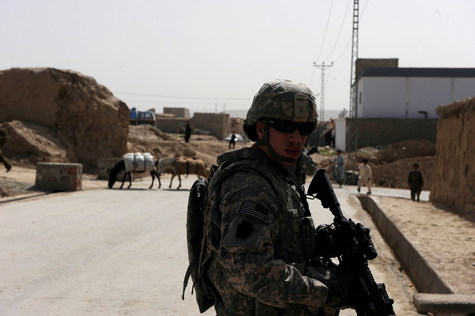 Private First Class Scott Gaydos, security forces assigned to the Provincial Reconstruction Team Zabul, provides street security while other members of the PRT intermingle with the local people May 23, 2010, in Qalat City, Afghanistan.  (U.S. Air Force photo/Staff Sgt. Manuel J. Martinez/released) 
