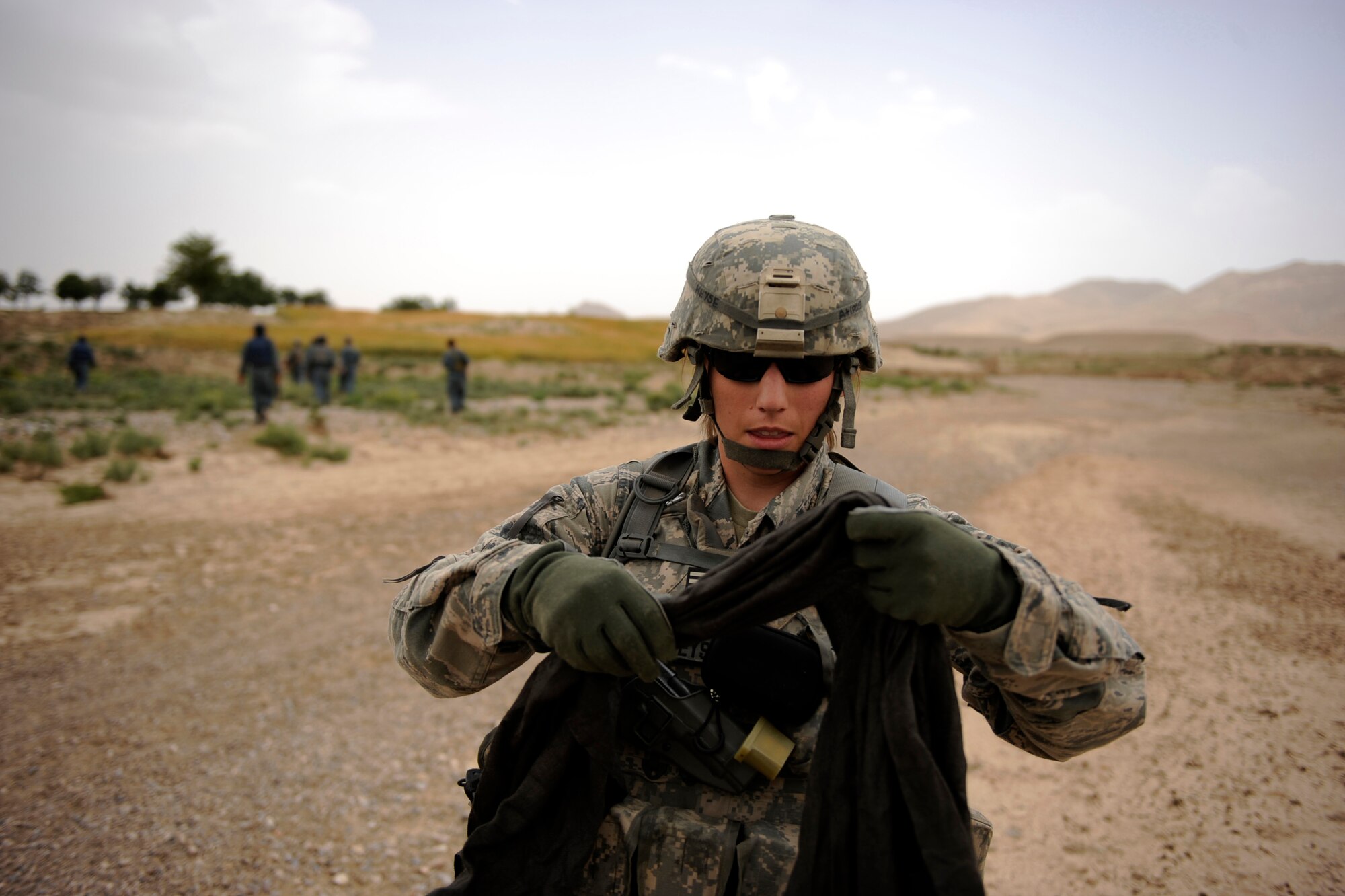 First Lieutenant Rebecca Heyse, an information officer assigned to Provincial Reconstruction Team Zabul, puts on her burka prior to entering Omarkhel village for a Shura May 22, 2010, in Zabul Province, Afghanistan. (U.S. Air Force photo/Staff Sgt. Manuel J. Martinez/released) 
