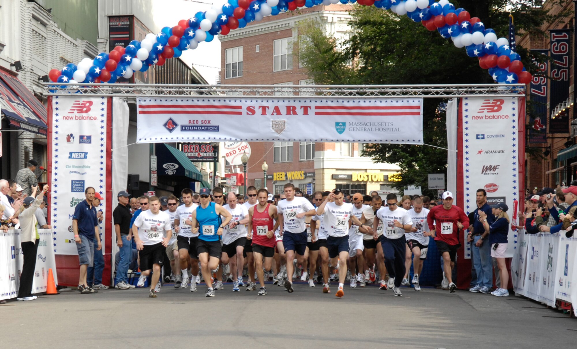 BOSTON – Participants in the Run to Home Base 9K race pour across the Yawkey Way starting line on May 23. More than 2000 runners each donated $1,000 to compete in the race and cross the finish line at Fenway Park’s home plate. The donations will benefit the Home Base Program, which offers treatment, research and counseling to Iraq and Afghanistan veterans suffering from traumatic brain injuries and deployment-related stress disorders. Army Chief of Staff Gen. George W. Casey and Massachusetts Lt. Gov. Tim Murray were in attendance.  (U.S. Air Force photo by Rick Berry)