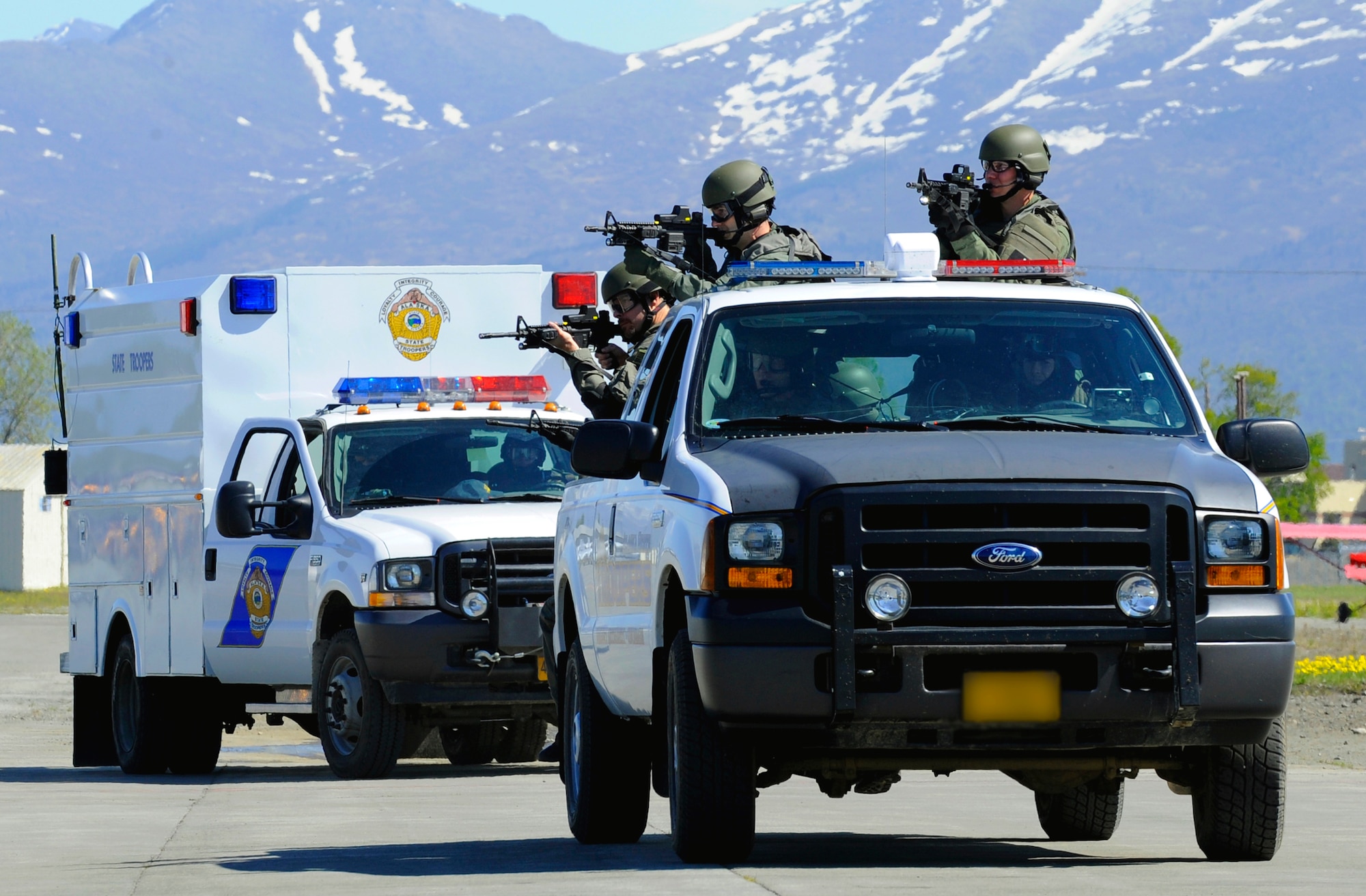 An FBI and Alaska State Trooper joint SWAT team move toward an aircraft during Arctic Fencing Interagency Arrow 2010 field training exercise May 26, 2010, at Elmendorf Air Force Base, Alaska. (U.S. Air Force photo/Staff Sgt. Brian Ferguson) 
