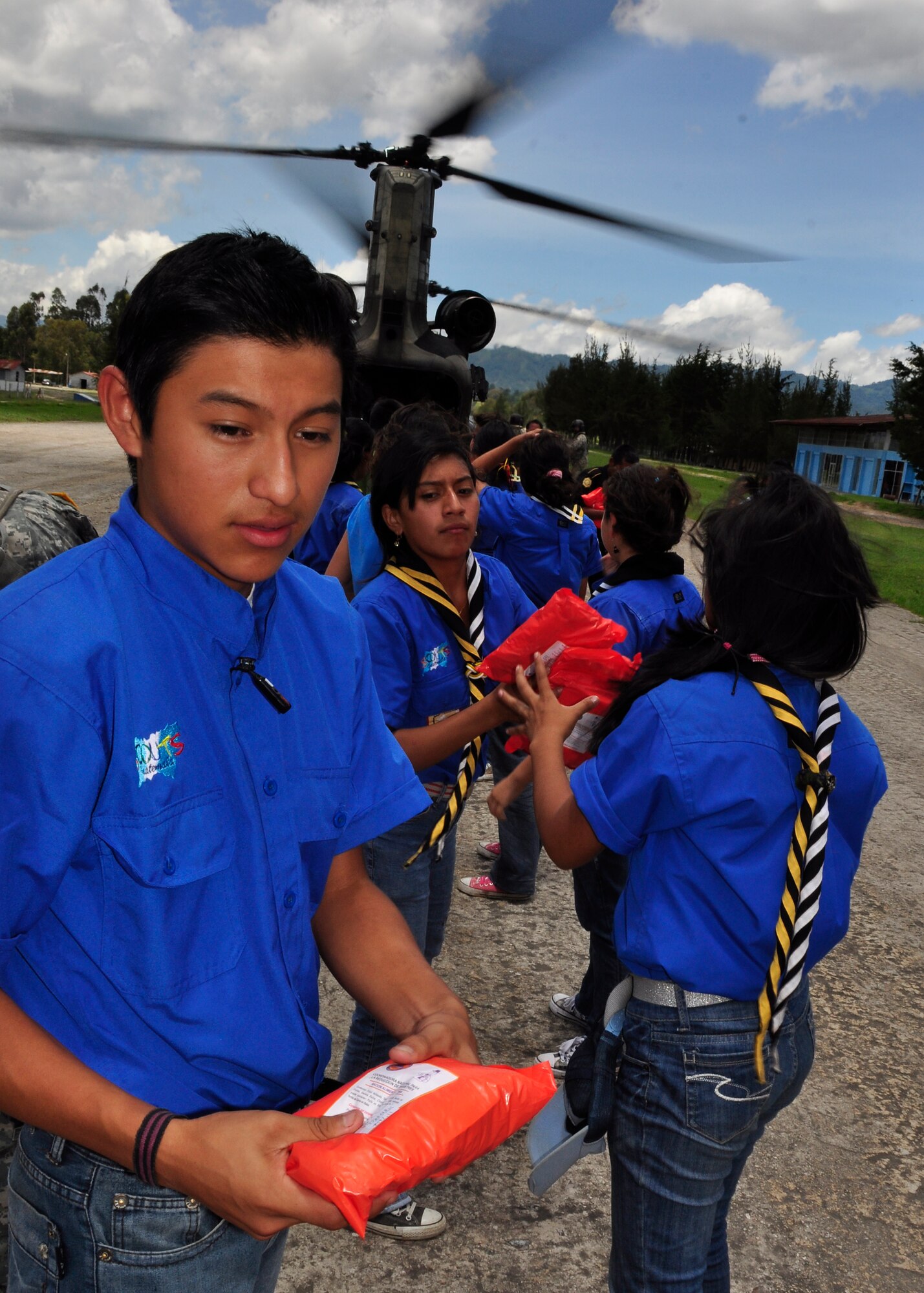 Scouts Guatemala and members of the community of Santa Cruz del Quiche, Guatemala begin offloading food and water from a Joint Task Force-Bravo CH-47 Chinook June 5. Joint Task Force-Bravo’s helicopters have transported approximately 94,000 pounds of relief supplies since June 2 to Guatemalan communities in need. (U.S. Air Force photo by Staff Sgt. Bryan Franks)