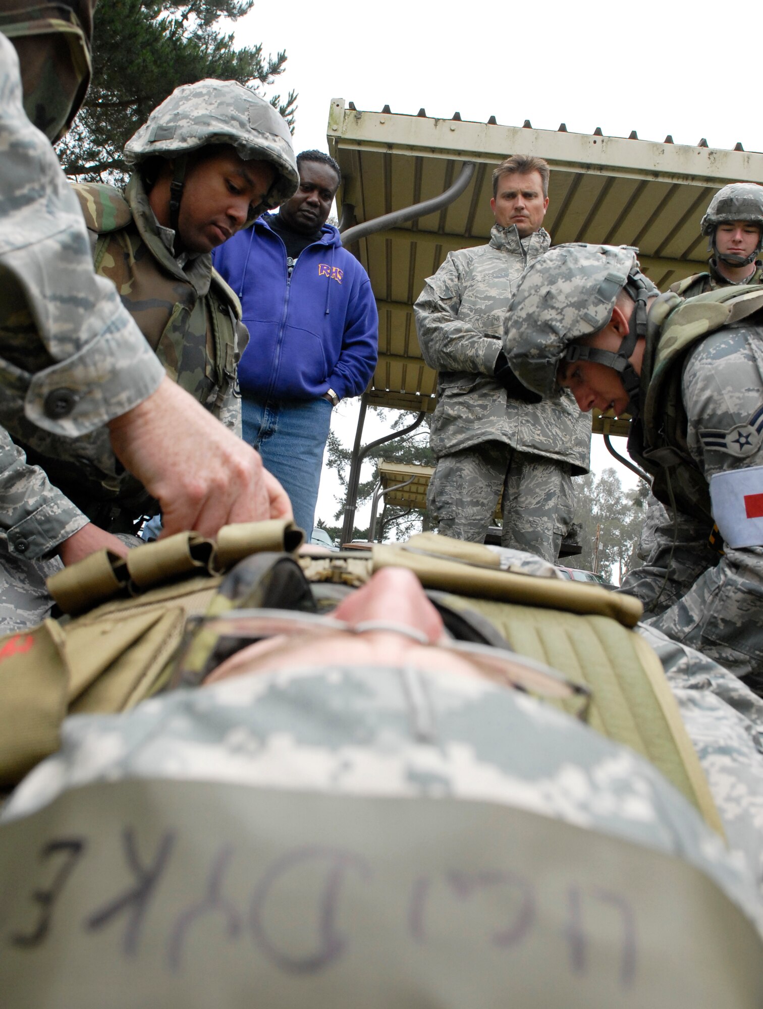 VANDENBERG AIR FORCE BASE, Calif. - Tech. Sgt. David Bohlander, of the 1st Air and Space Test Squadron, evaluates Airmen as they practice expedient patient transportation during a North Star training course at Cocheo Park here Tuesday, June 8, 2010. The training course is designed to train Airmen how to react to various situations during a wartime contingency exercise later in the week as well as in real world situations. (U.S. Air Force photo/Senior Airman Christopher Hubenthal)






